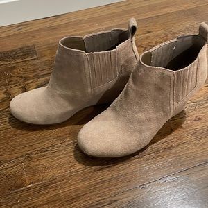Dolce Vita Size 7 suede tan booties